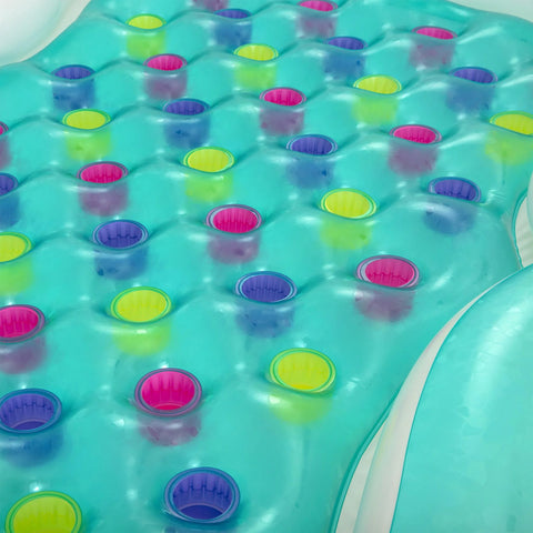 Superficie del materasso gonfiabile con elementi colorati antiscivolo per maggiore comfort e sicurezza in acqua